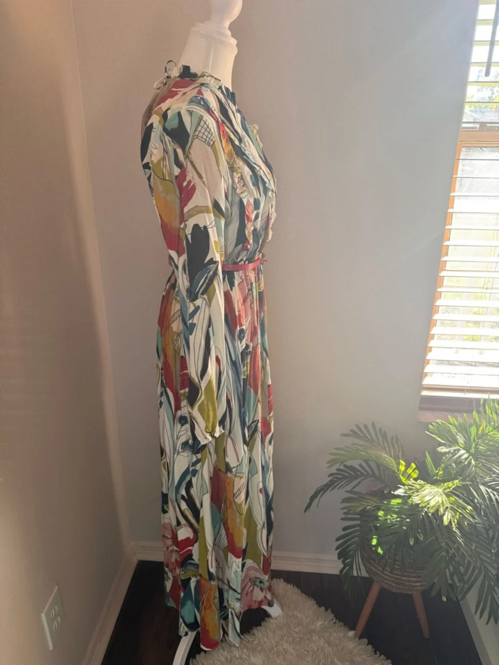 Elegant Floral Maxi Dress – Long Sleeve – Size Large – Chic & Flowing Style. - Picture 4 of 9